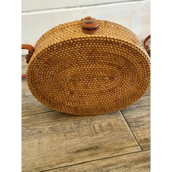 Woven Straw Round Clip Closure Crossbody Summer Beach Rattan Bags - Picture 1 of 8